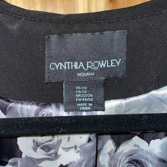 Cynthia rowley 2X gray and black coat with floral inner design - Picture 4 of 6